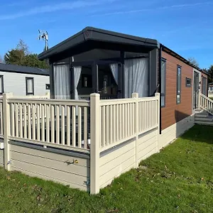 Falconers With Hot Tub Holiday home Barmby on the Moor